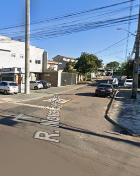 Trânsito fluindo com segurança no cruzamento do Colatusso